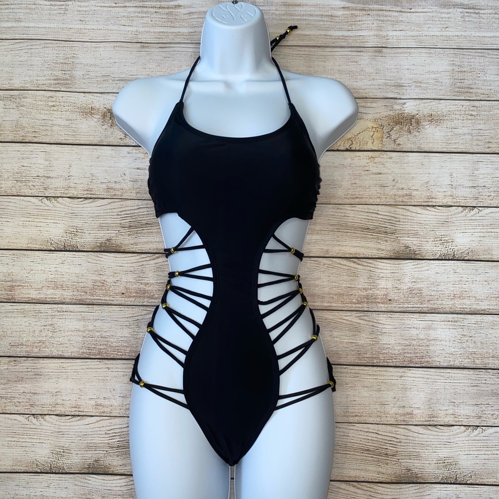 Sexy One Piece - Picture 2 of 11